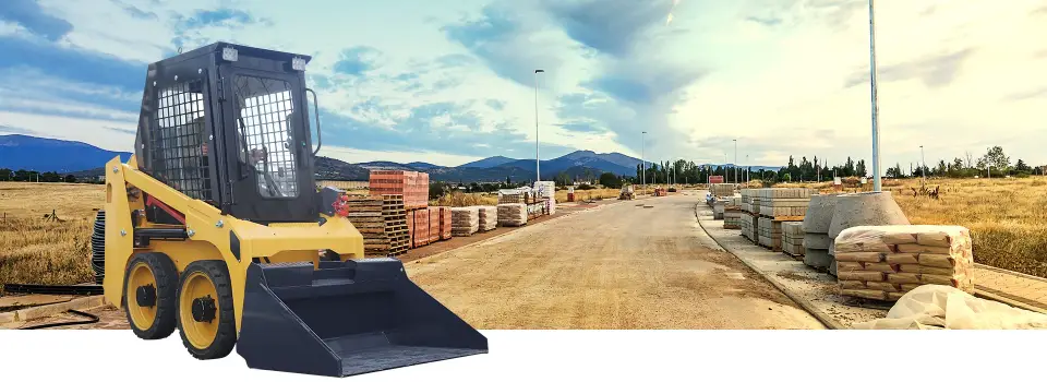 Şantiyede toprak zeminde çalışan S25 ağır mini yükleyici