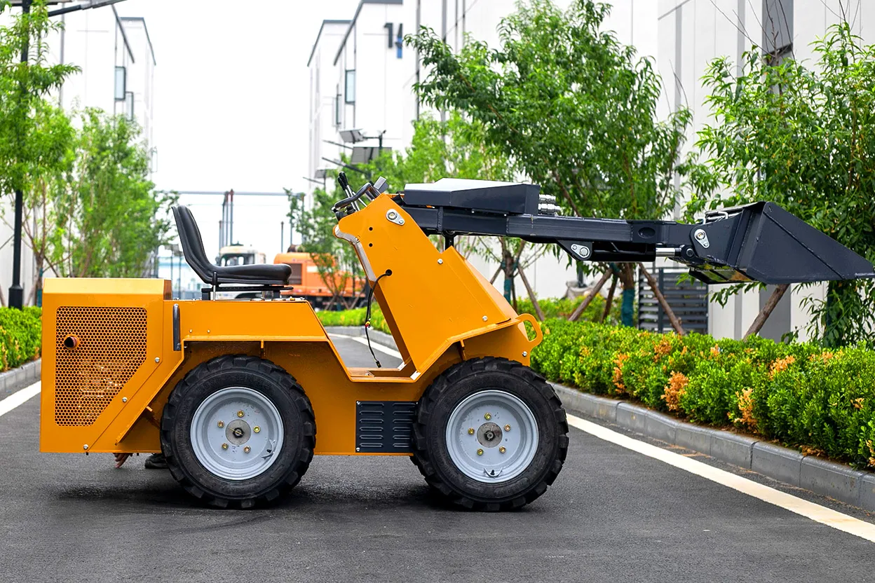 S490 滑移装载机在室外道路上的左侧剖面图