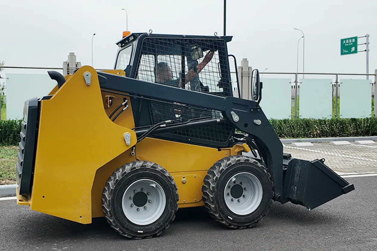 S55 mini yükleyici yol kenarına park edilmiş görünüm