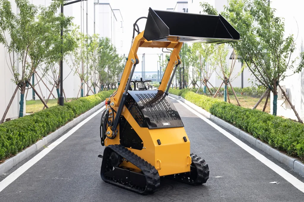 T360 滑移装载机提升铲斗路试