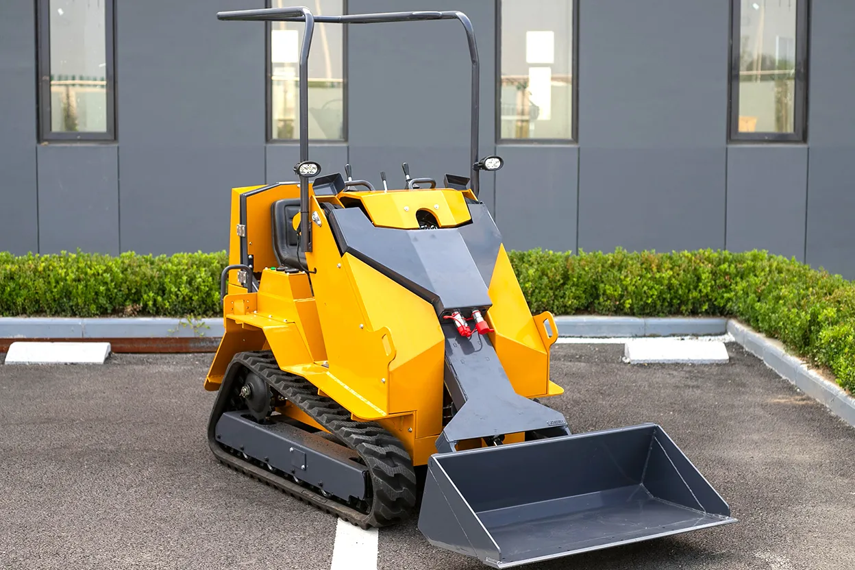降低铲斗后的 T390 滑移装载机前视图