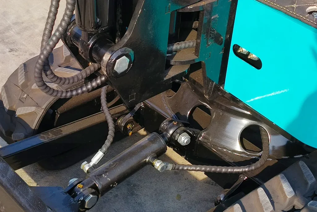 10Q 微型挖掘机液压臂接头和油管连接特写