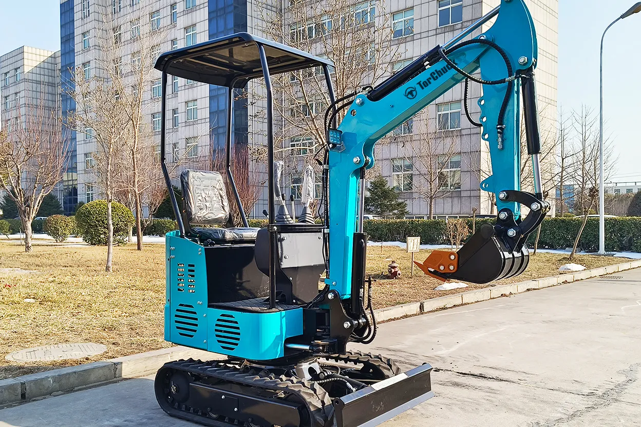 12K-Minibagger auf der Baustelle mit angehobenem Arm und Baggerlöffel
