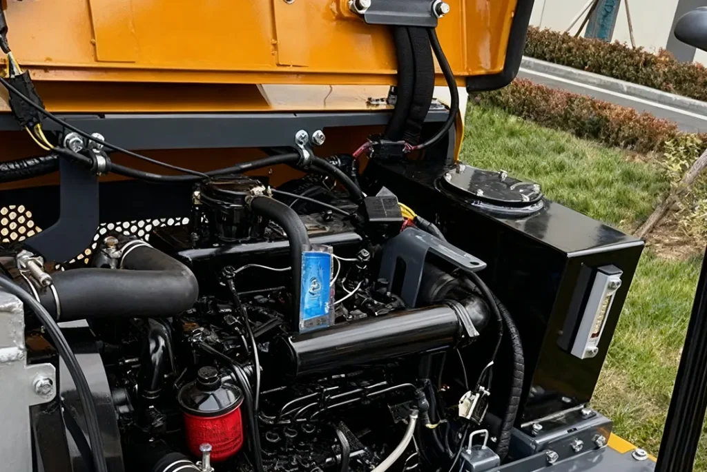 17Q mini ekskavatör motor bölmesi ve hidrolik sistem yakın çekimi
