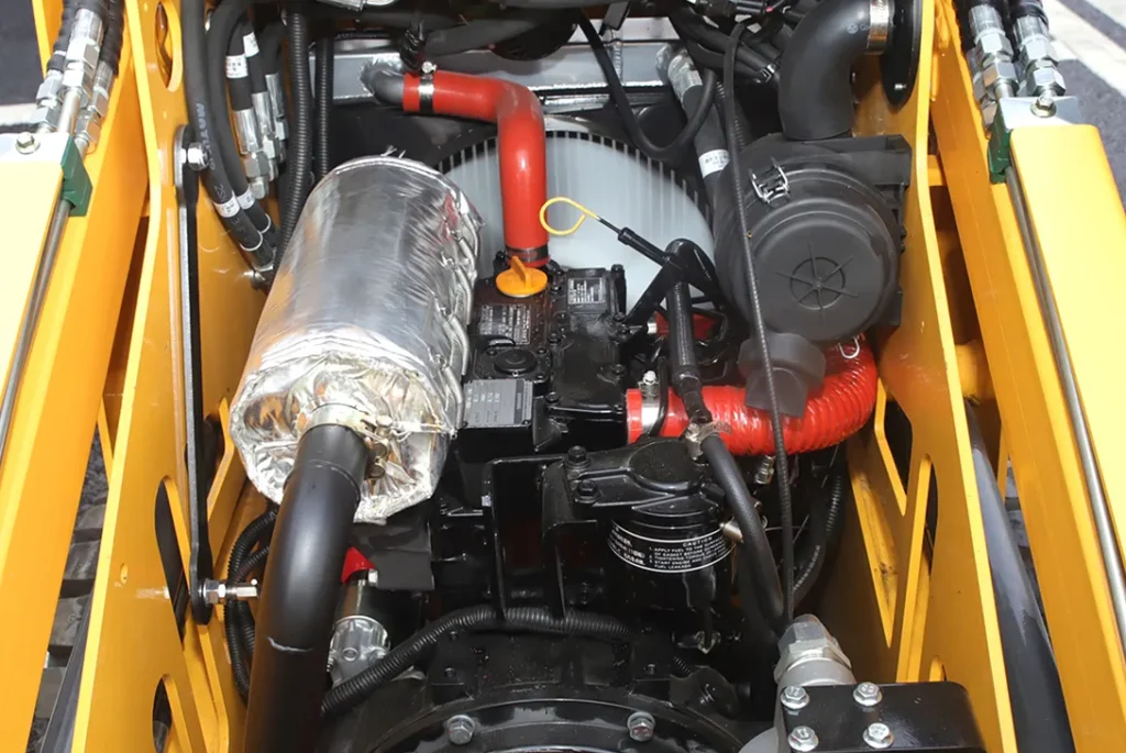 S750 装载机柴油发动机和液压泵特写视图