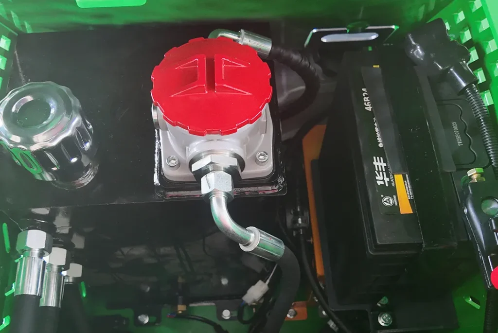 T490 滑移装载机发动机舱和燃油系统