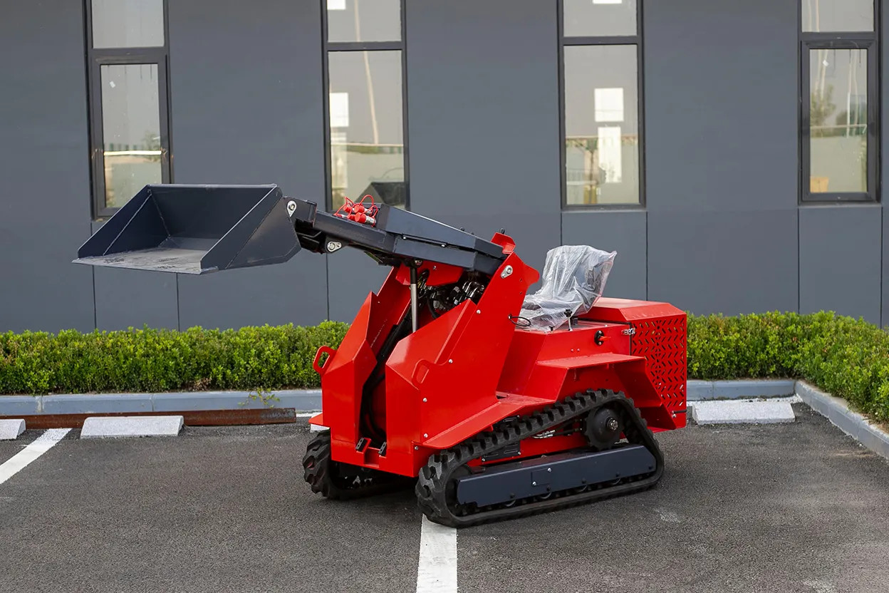 "带橡胶履带的 T490 滑移装载机对角线工作视图"