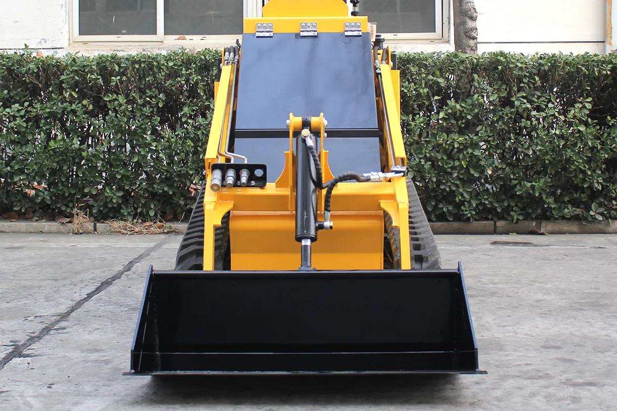 降低铲斗后的 T750 履带式滑移装载机正视图