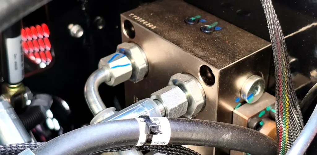 V1000 三阀液压块可实现独立的驱动、提升和辅助控制
