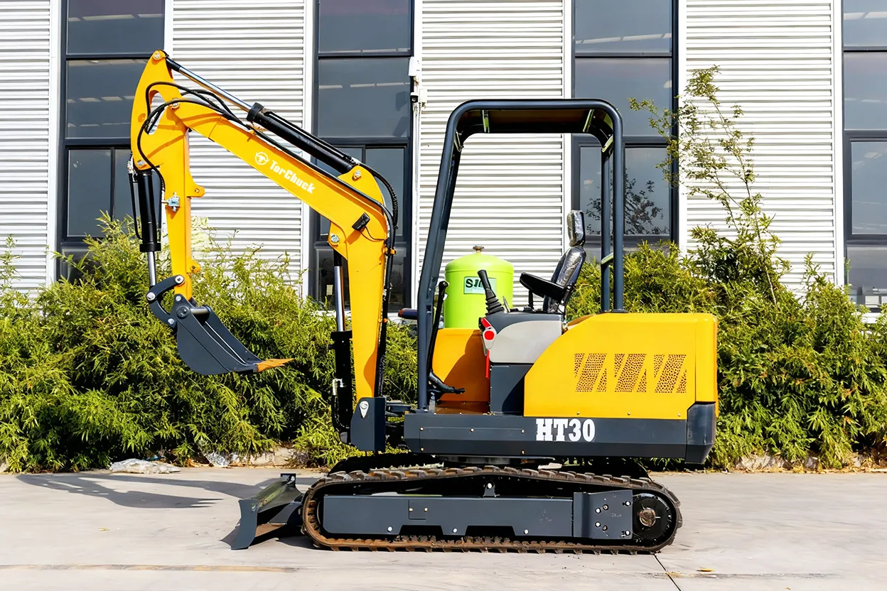 HT30 excavator front-left view with yellow counterweight and bucket
