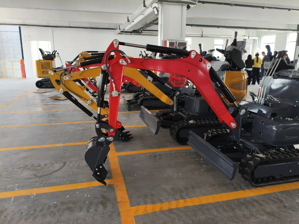 Ekskavator kompak berwarna merah di lantai perakitan di dalam pabrik