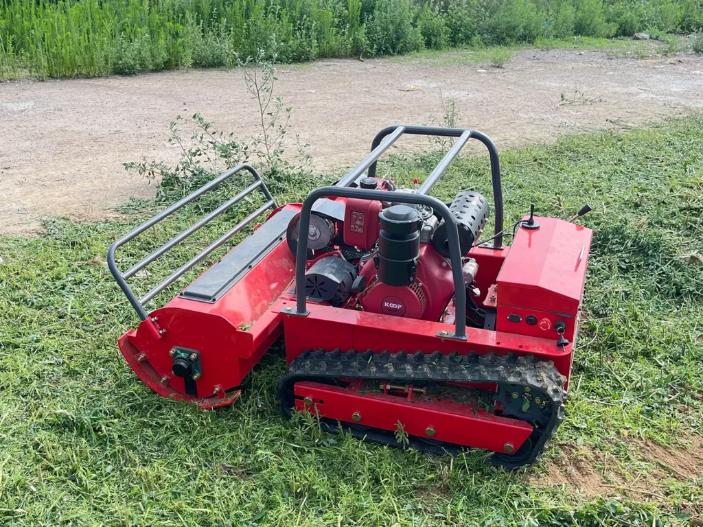 La tondeuse télécommandée TCL-80A fonctionne sur une pente d'herbe irrégulière