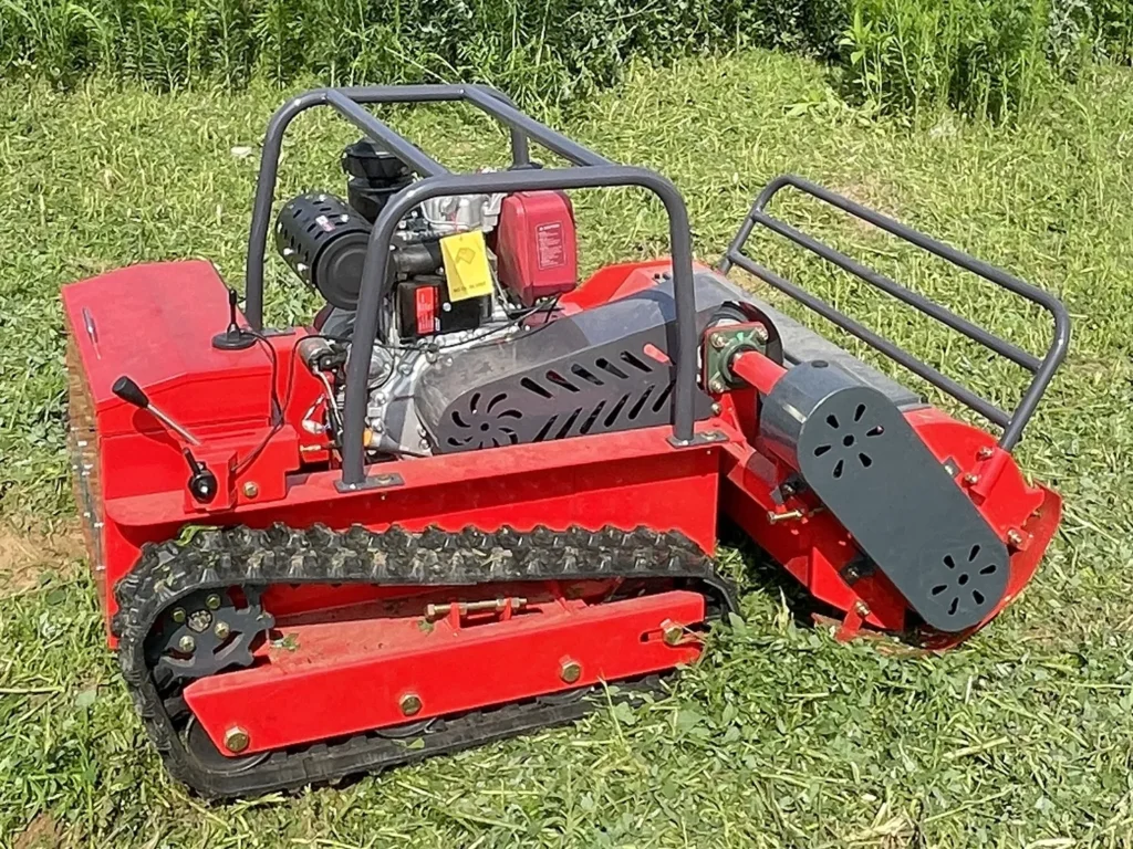 Faucheuse à chenilles TCL-80A garée sur l'herbe à côté d'un chemin